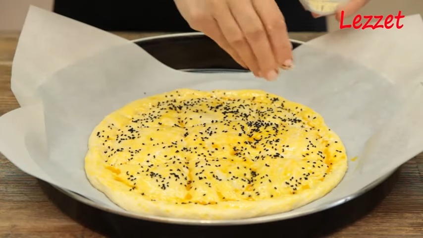 çörek otu serpiştirilen pide