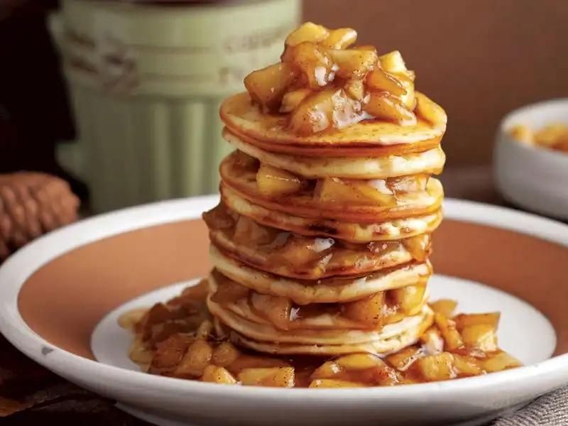 karamelize elmalı pancake