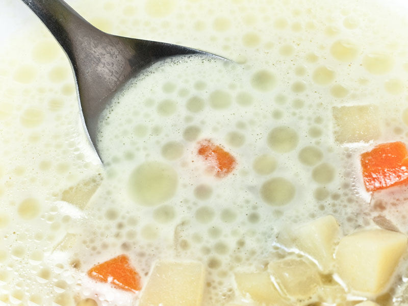 Sıcak Çorbaya Yavaş Yavaş Katın