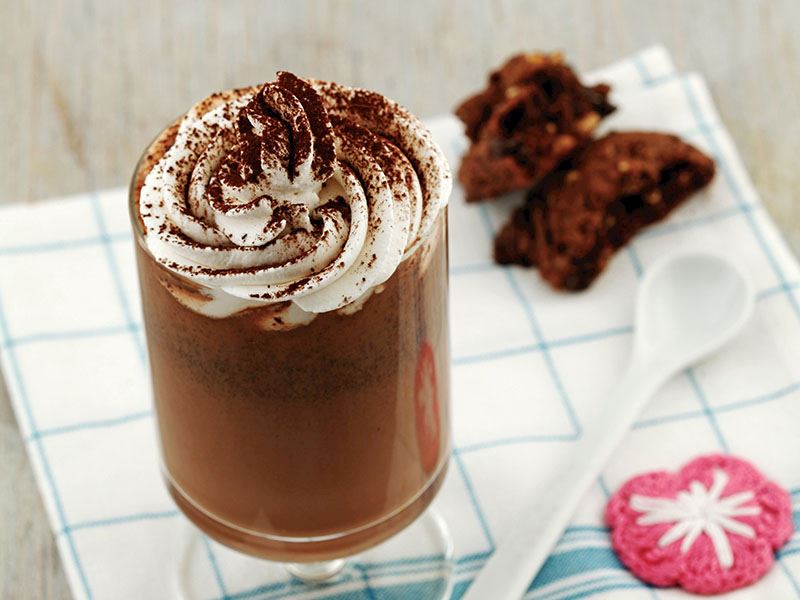 Kakao tozu ile sıcak çikolatayı karıştırmak