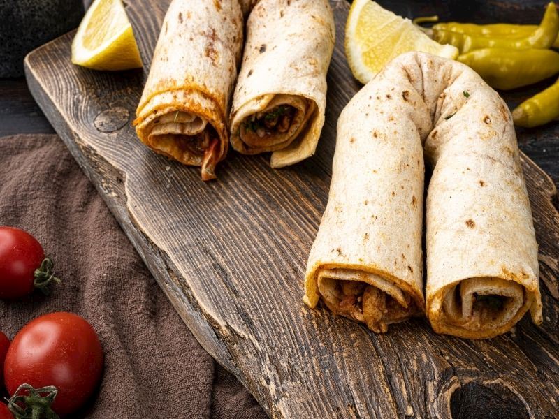 Tantuni geleneksel olarak kızartılarak pişer