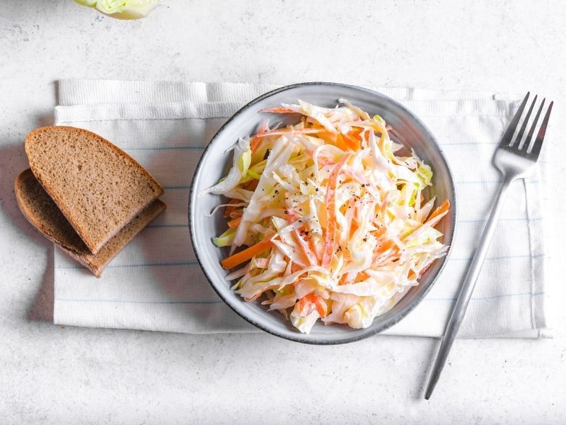 Ferahlatıcı Bir Klasik: Coleslaw (Lahana Salatası)