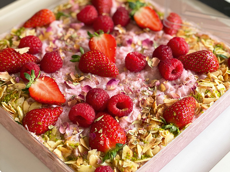 Çilekli Bademli Pembe Güllaç