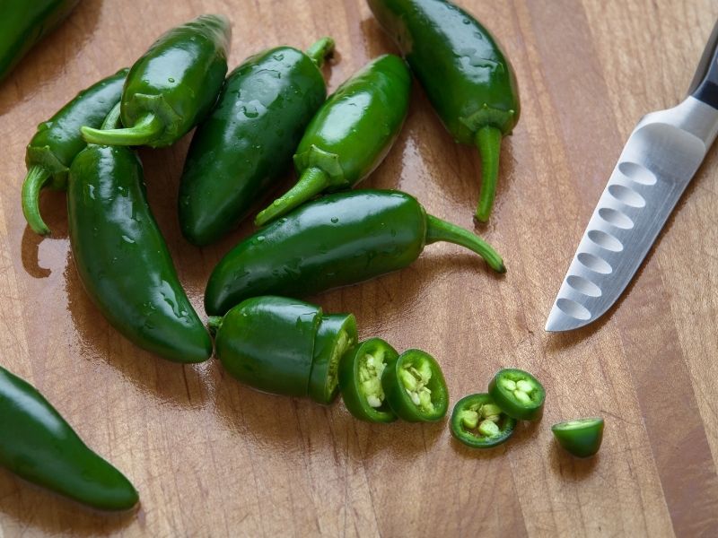 Taze Jalapeno Biberlerini Halka Halka Doğrayın