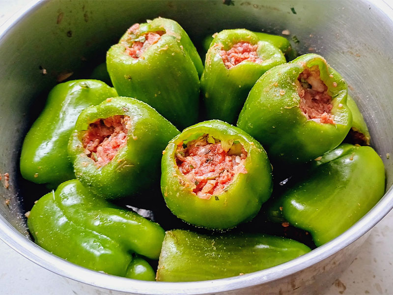 Dilimlenmiş Domates ile Sulu ve Aromatik Taban