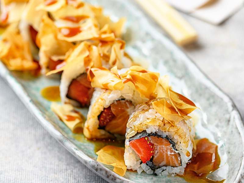 Çıtır Yufka Topping İle Çilek Ve Somonlu Sushi