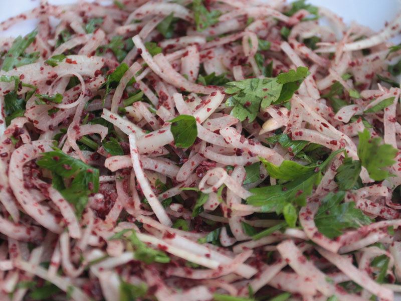 Sumaklı Soğan Salatası