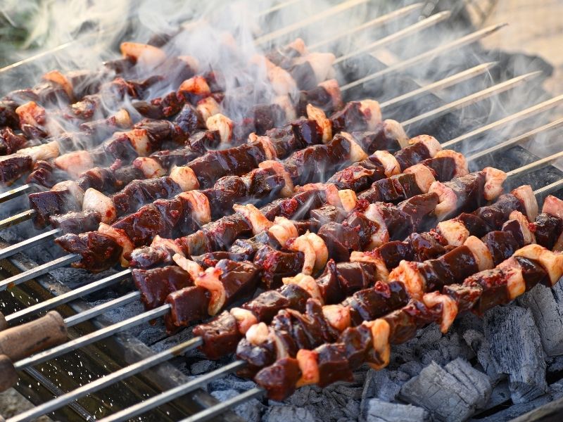 Baharatlı Tereyağı Ve Ciğerlerin Şişe Dizilimi