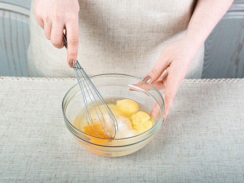 Yumurta ve Şekeri Krema Kıvamına Getirin