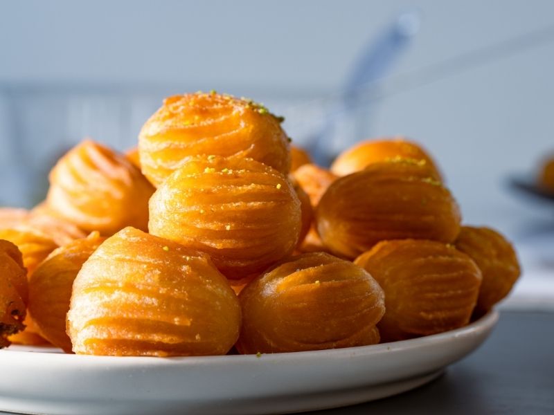 Soğuyan Hamura Yumurtaların Teker Teker Yedirilmesi Adımı