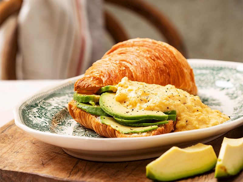 Çırpılmış Yumurta, Avokado ve Kruvasan