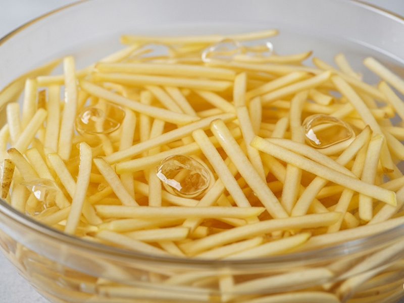 Patatesleri Soğuk Suda Bekletin