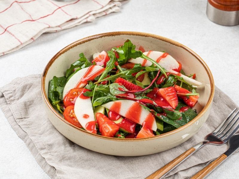 Çilek Soslu Roka Salatası