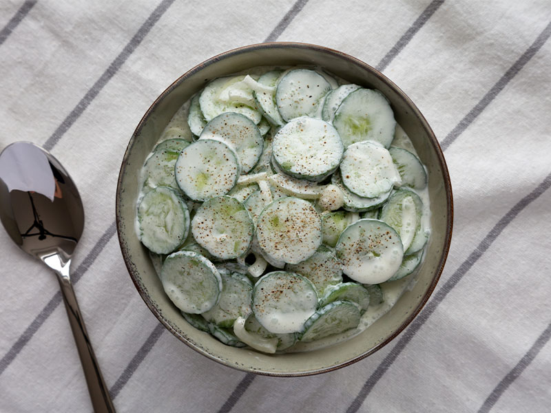 Limonlu Zeytinyağlı Salatalık Mezesi