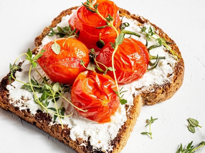 Közlenmiş Domatesli Ekmek Üstü