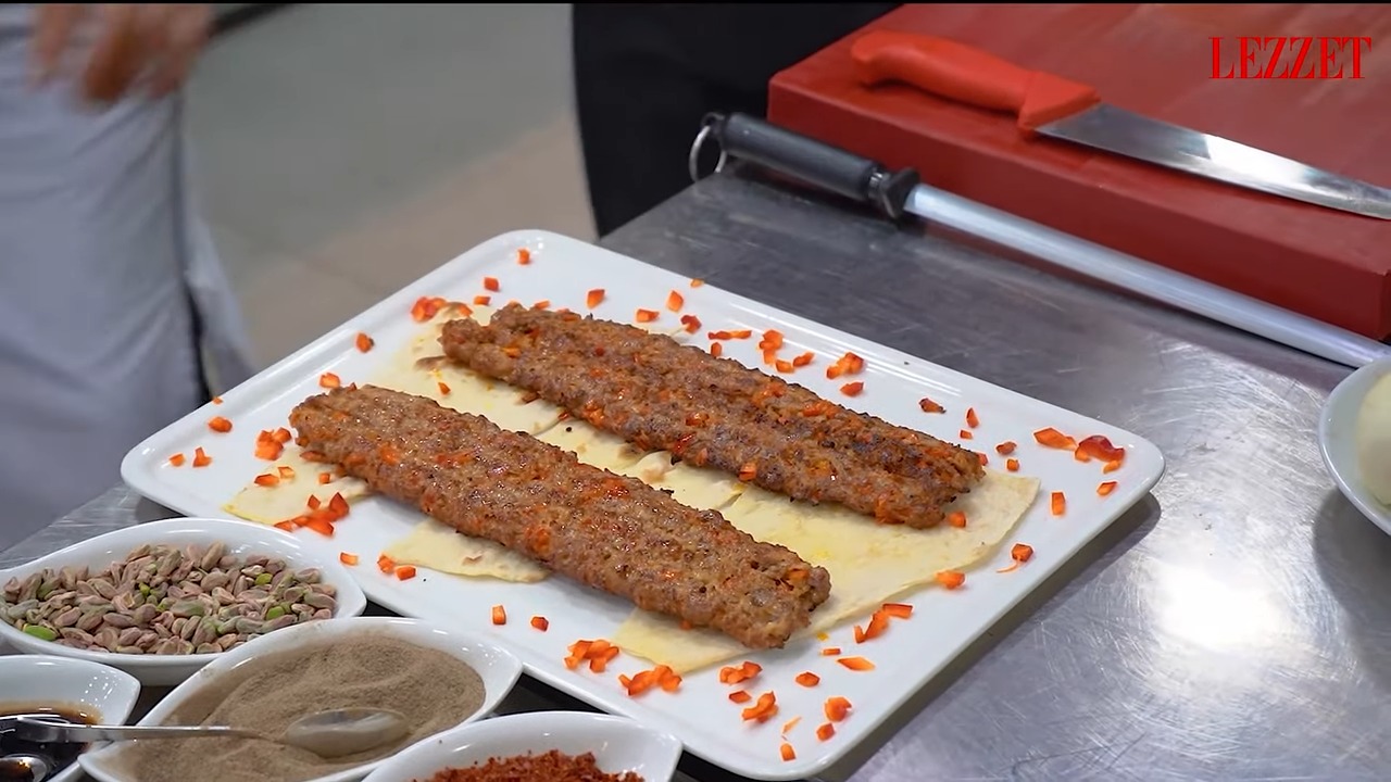 lavaş üstünde adana kebap