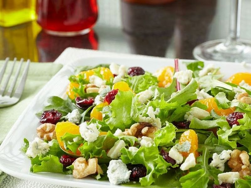 Nar Ekşili Ve Cevizli Çıtır Akdeniz Yeşillikleri Salatası