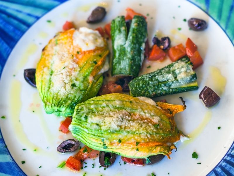 Çıtır Çıtır Bir Atıştırmalık: Peynir Dolgulu Kabak Çiçeği Kızartması