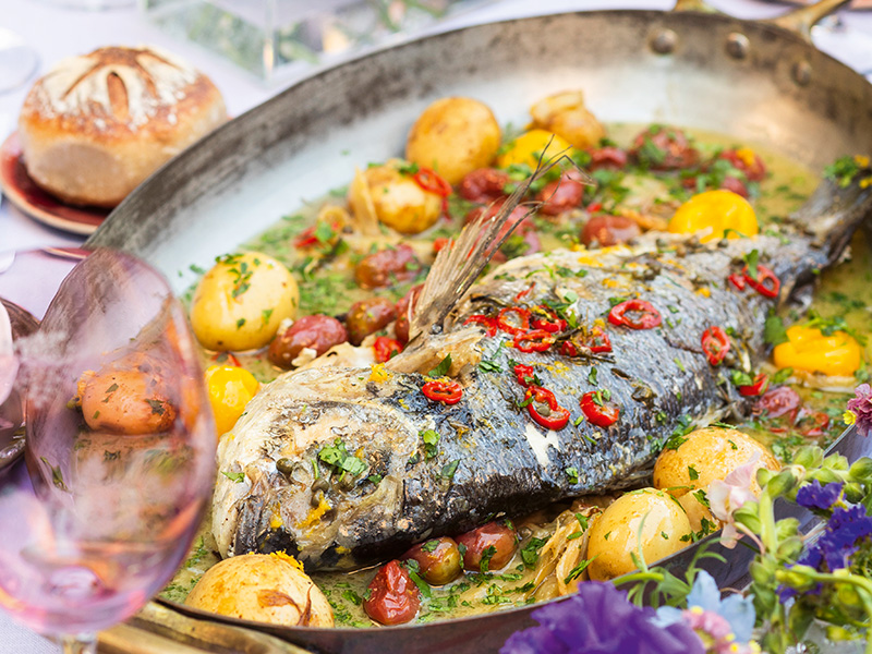 Balık Suyunda Pişmiş Sebzeli Çipura  