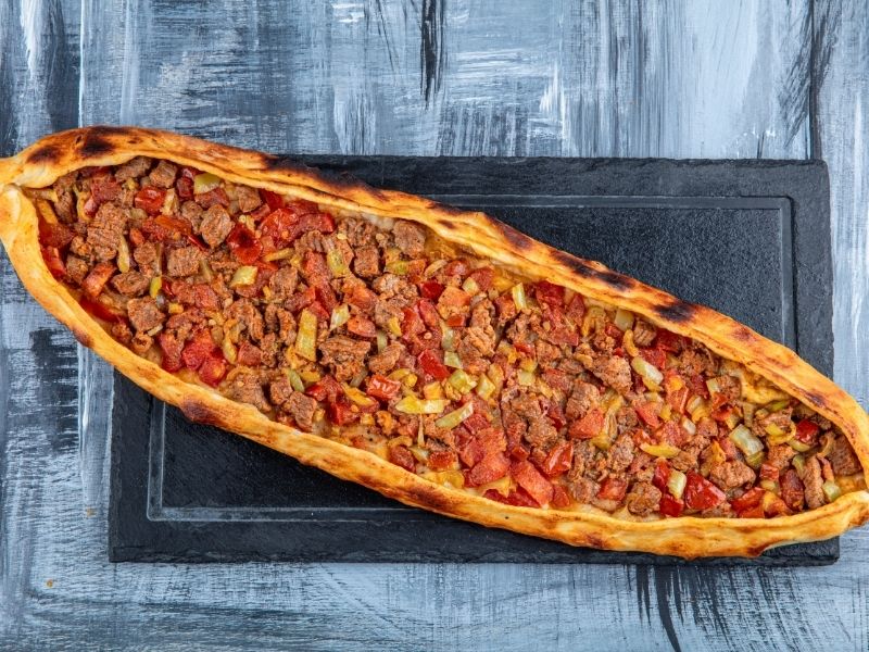 Isıtılmış Fırında Pişen ve Dilimlenerek Servis Edilen Sıcak Pide