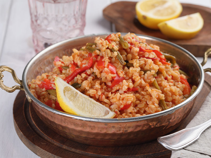 Salçaları ve sarımsağı kokusu çıkana kadar pişirin