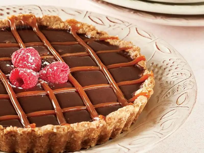 bisküvi tabanlı ve karamelli tart