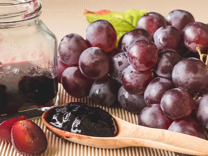 Üzümleri iyice ezip suyunu çıkarın