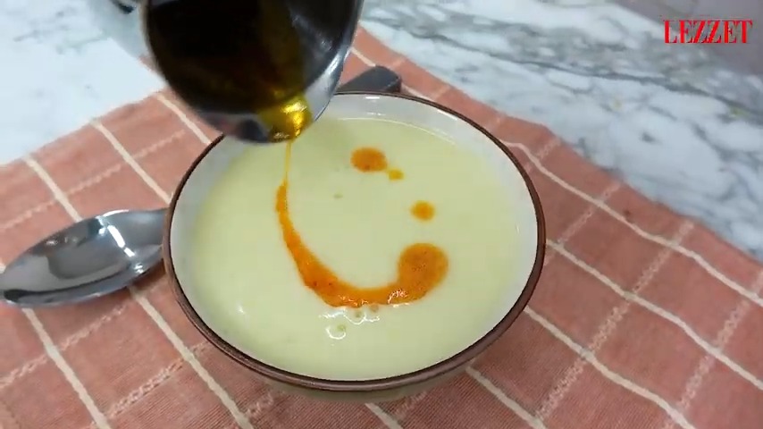 çorbaya eklenen pul biberli sos
