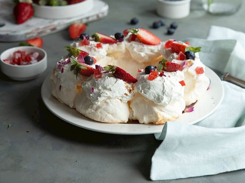 çilekli ve gül lokumlu pavlova