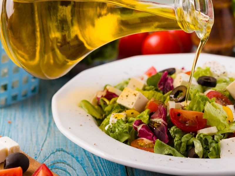 Zeytinyağı Salatalarda Geleneksel ve Yoğun Bir Aroma Sunar