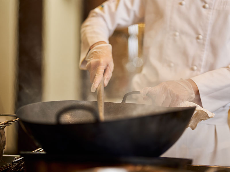 Kahve, tarçın veya karanfil kaynatın