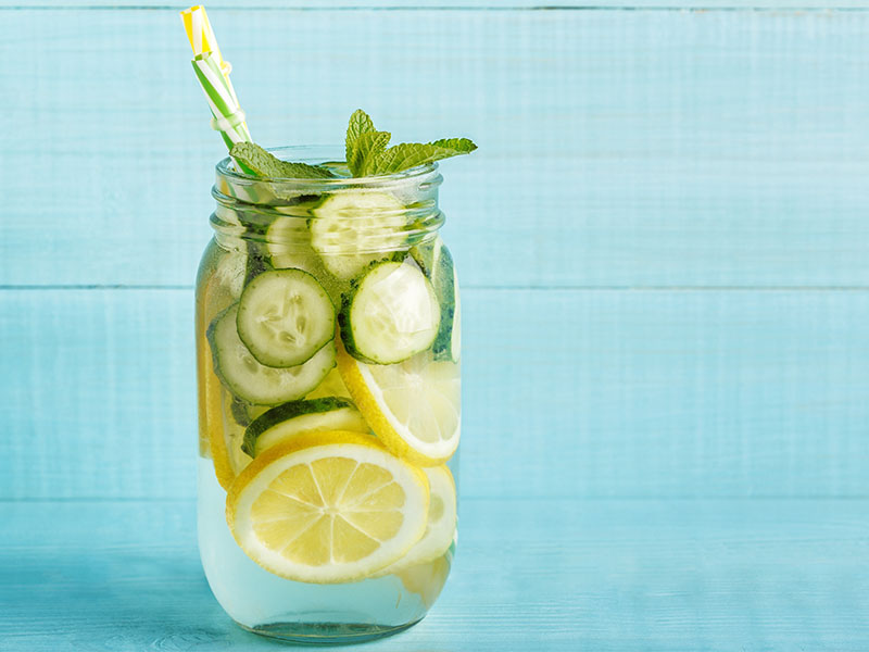 limonlu salatalık detoks suyu