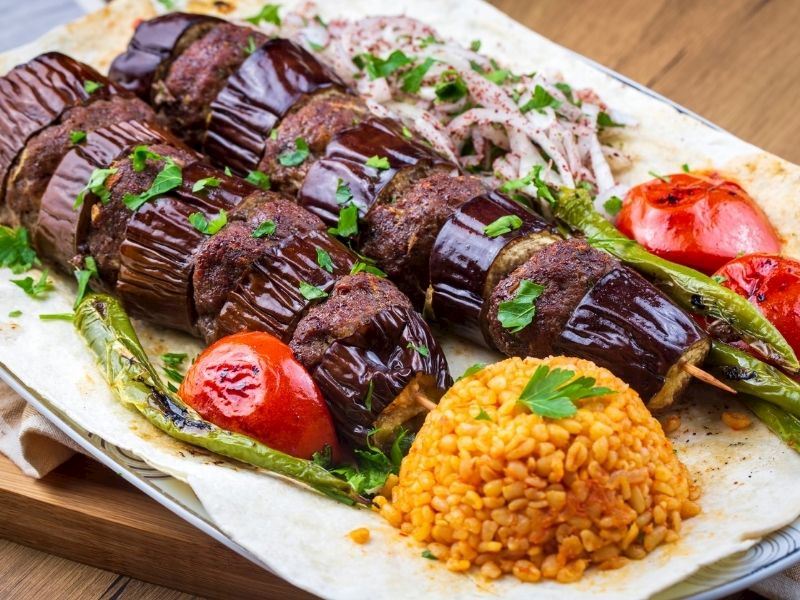Görselliği İle Sofraya Şıklık Katan Patlıcan Kebabı 