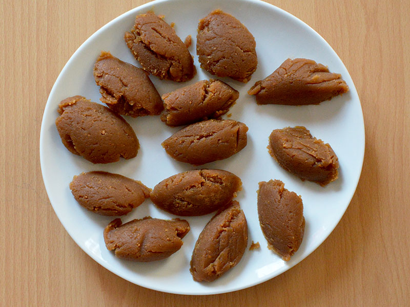 Helvayı Dinlendirip Kaşıkla Şekillendirin