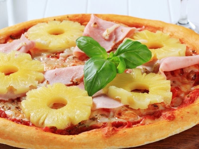 Ananas Dilimlerinin Ve Füme Et Parçalarının Pizzaya Estetik Dizilmesi