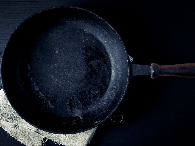 Tahta Spatula İle Gevşeyen Kalıntıların Nazikçe Kazıyın