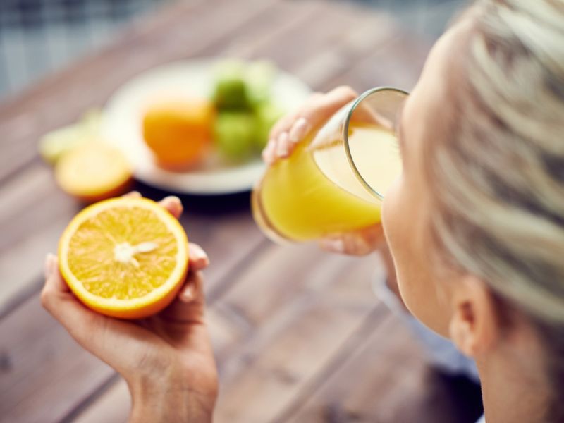 portakal suyu içen kadın