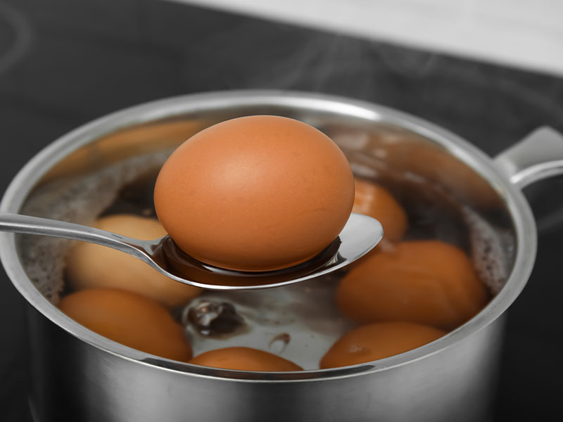 Suyu soğukken yumurtaları içine koyun