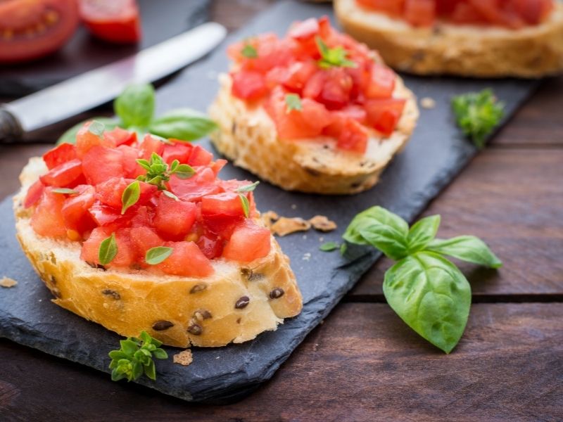 Karpuzlu ve Fesleğenli Bruschetta