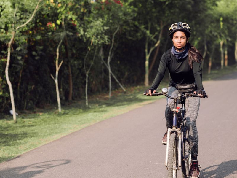 bisiklet süren kadın