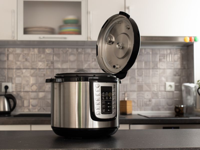 Tencereye yemeği ekleyin ve kapağını kapatın