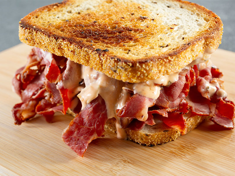 Ekmekleri hafif tereyağla yağlayın