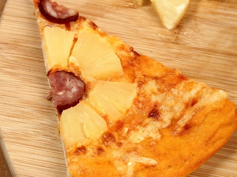 Yüksek Isıda Pişip Karamelize Olan Ananaslı Pizzanın Servisi