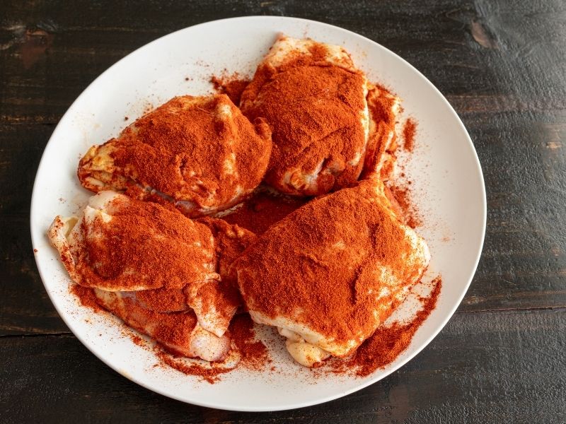 Marine Edilen Et Ve Tavuk Parçaları Üzerinde İsli Paprika