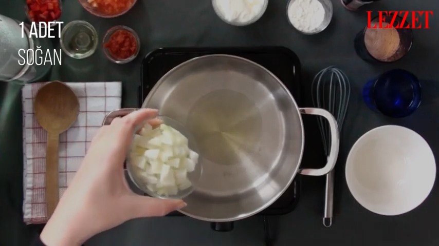 tencerede kavrulan soğan