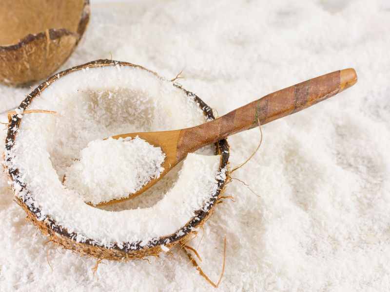 Tepsiyi hindistan cevizi ile kaplayın