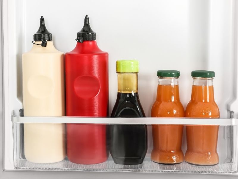 Hardal Ve Ekşi Sos Şişelerinin Kapak Üzerine Konumlandırılması