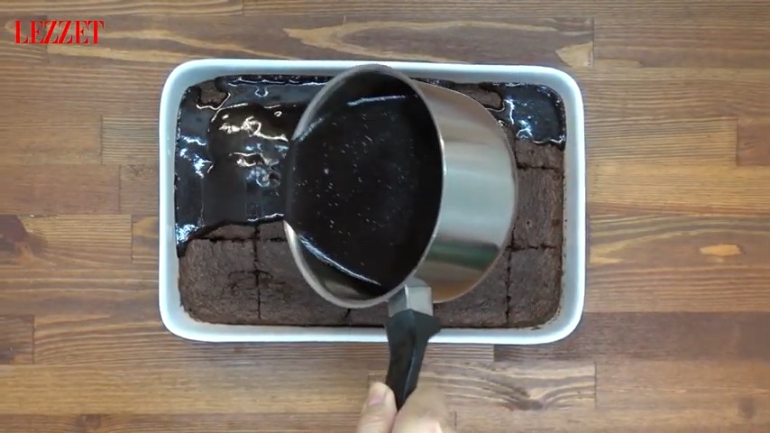 çikolata sosu dökülen ıslak kek