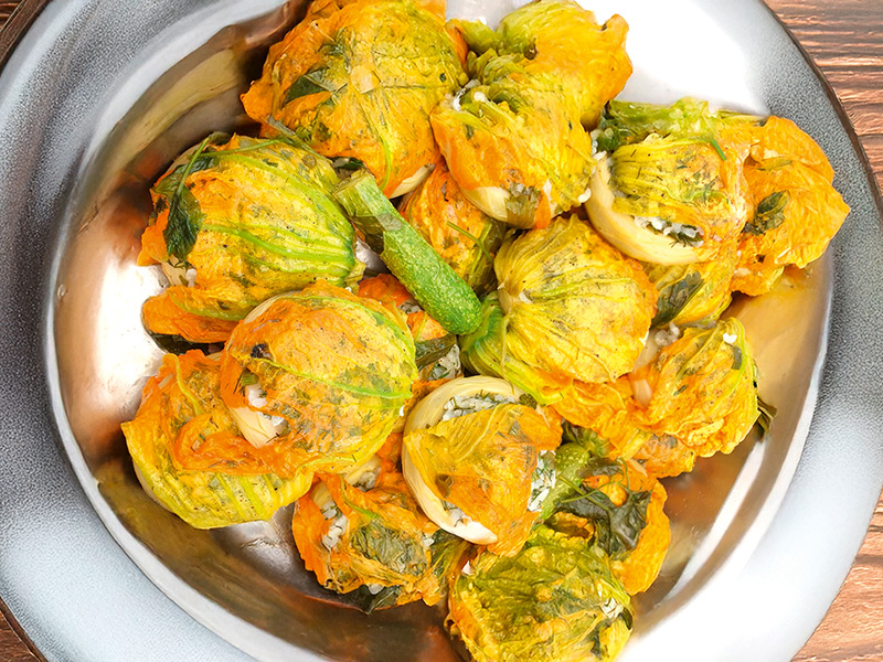 Şef Dilek Yetkiner’den Kabak Çiçeğine Sarılı Enginar Dolması