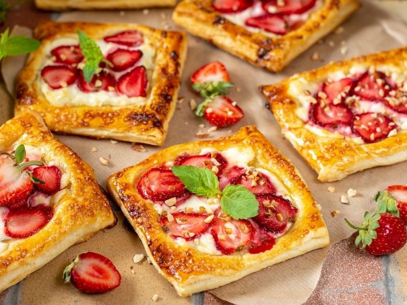 Çilekli Milföy Tatlısı